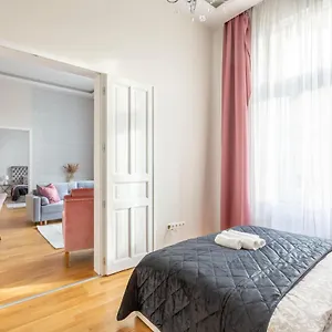 apt-luxury-3bedrm-2bathrm-with-danube-river-view-budapest.inbudapesthotels.com/